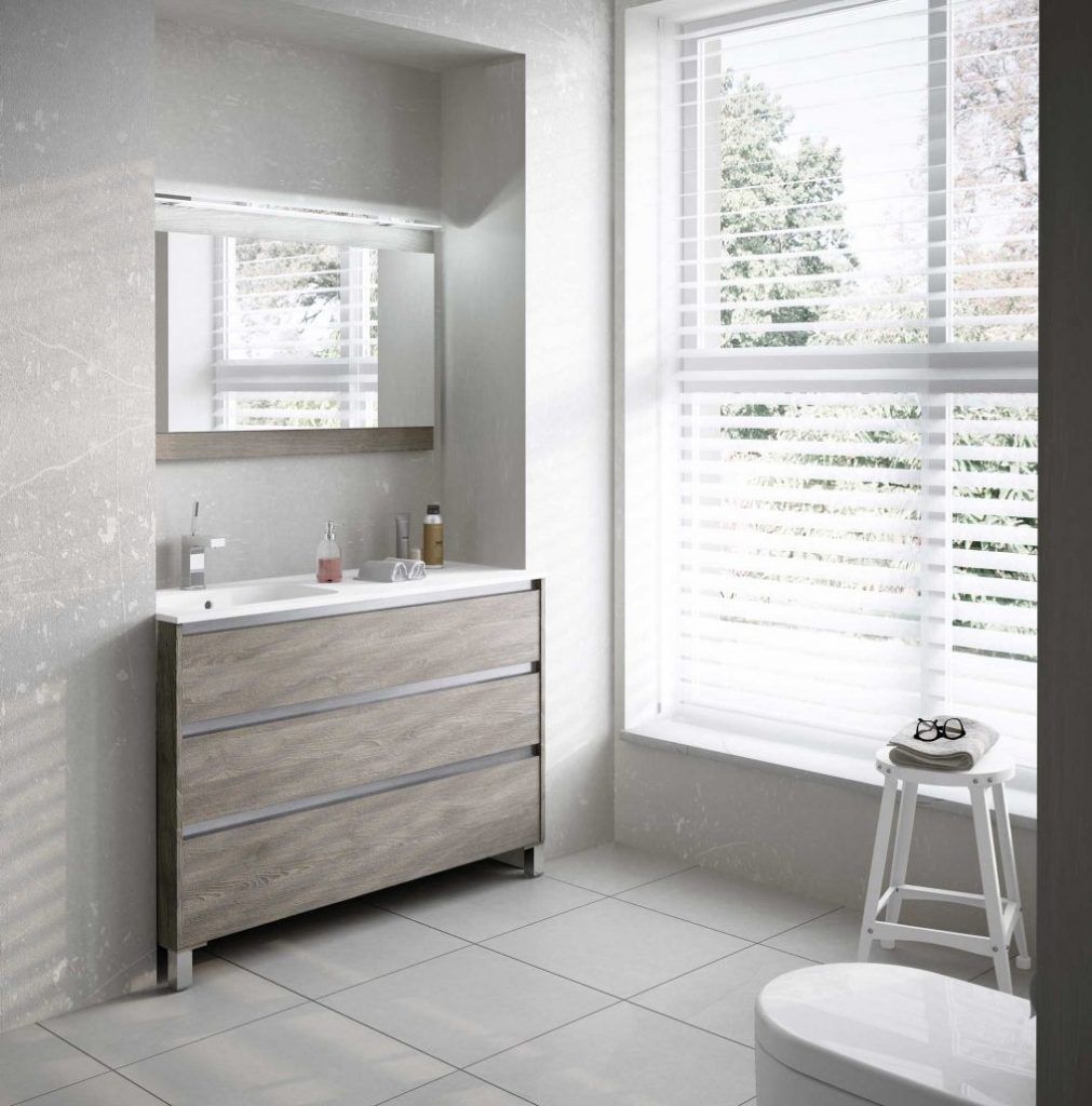 Muebles de baño por la mañana