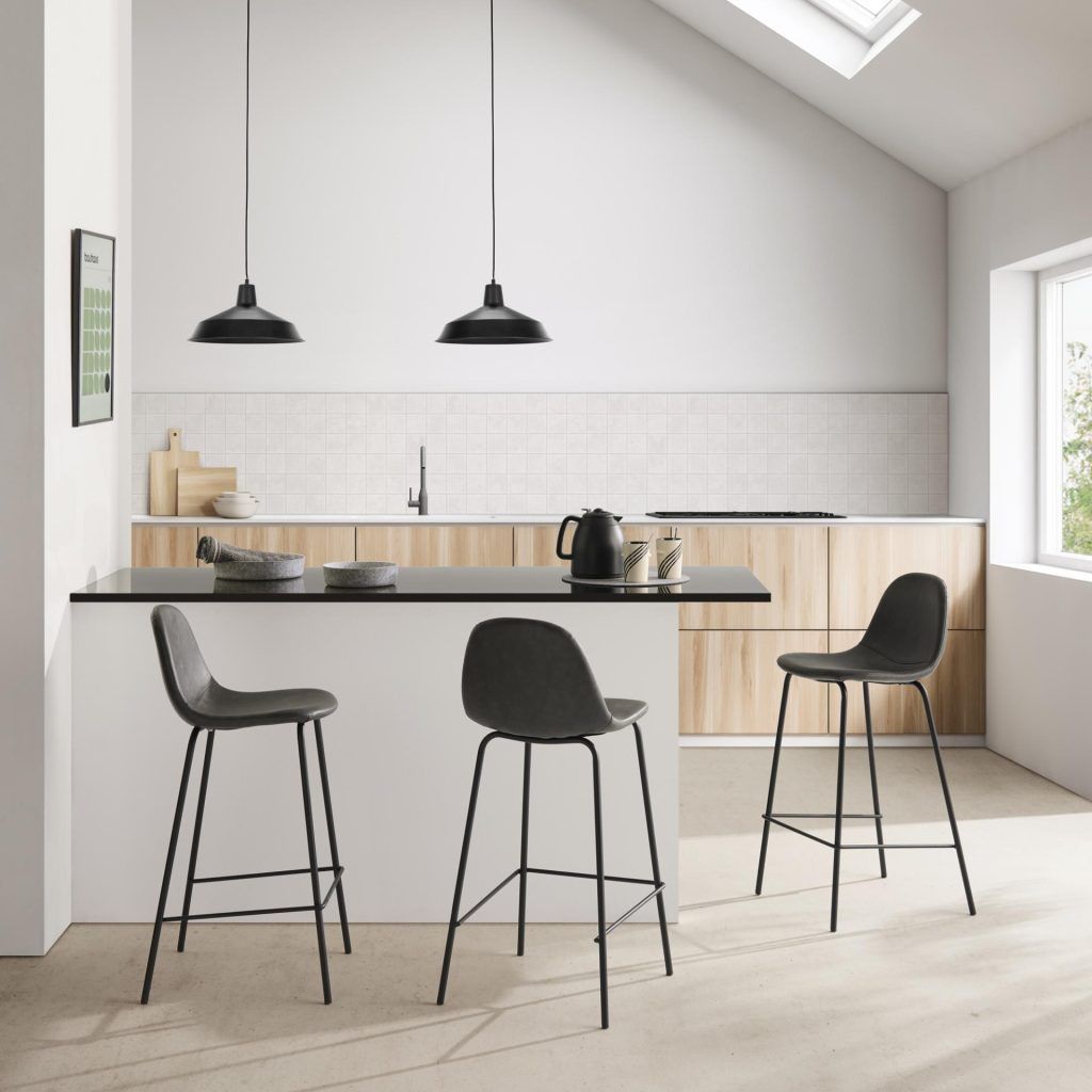 Conjunto de taburetes en isla de cocina